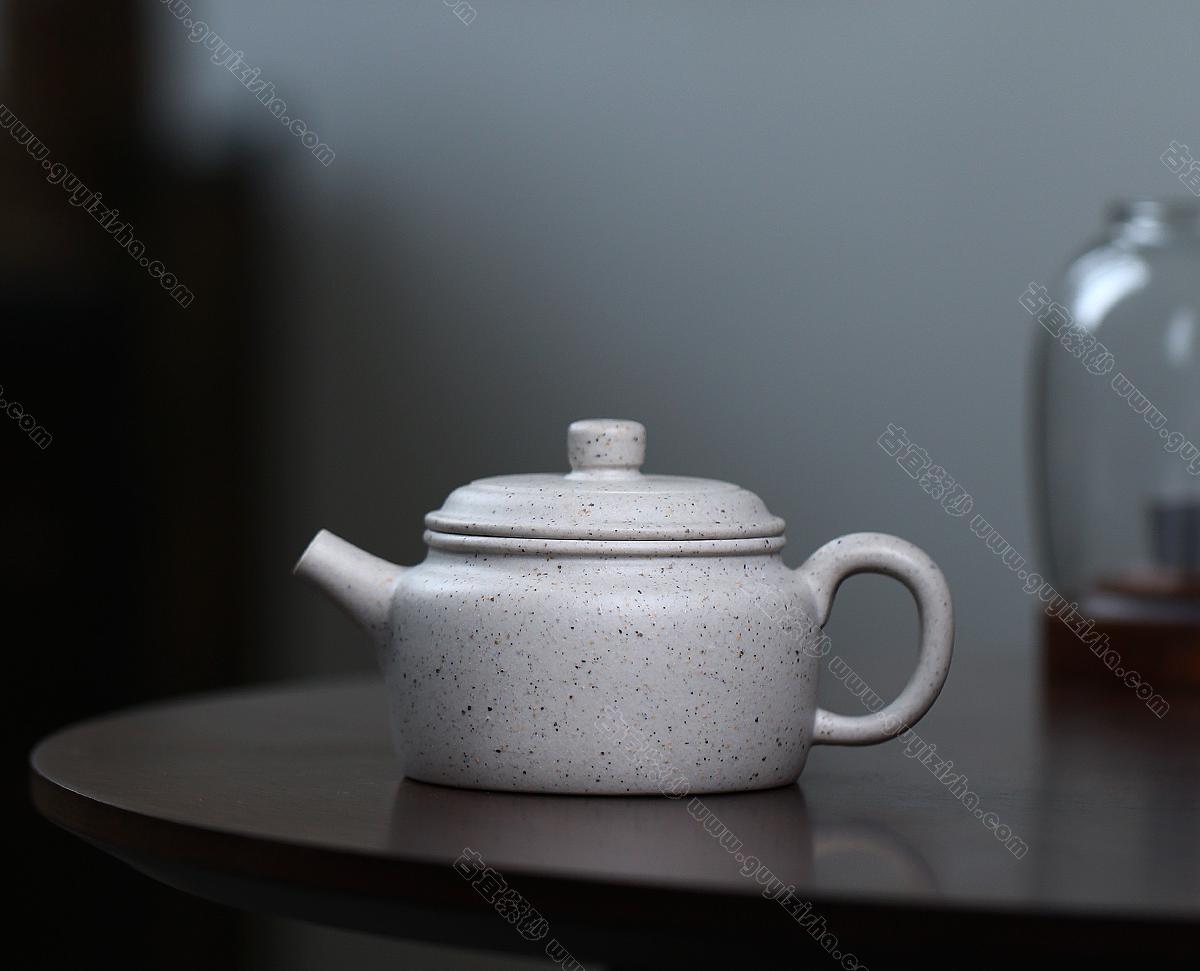 碧螺壺中香撲面，綠茶盞內(nèi)味如春。<br>